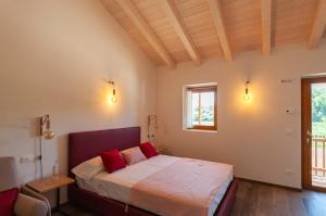 A bed or beds in a room at Tenuta Della Casa Wine & Rooms - La Pausa del Collio
