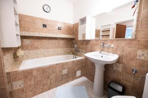 Apartmán Absolon في بلانسكو: حمام مع حوض ومغسلة ومرحاض