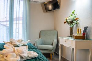 Televízia a/alebo spoločenská miestnosť v ubytovaní Apartamentos Turísticos El Altozano