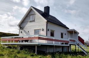 Das Gebäude in dem sich das Ferienhaus befindet