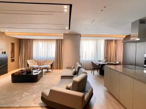 Χώρος καθιστικού στο Luxury Lake View Duplex with Indoor Fireplace