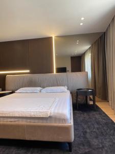 Ένα ή περισσότερα κρεβάτια σε δωμάτιο στο Luxury Lake View Duplex with Indoor Fireplace