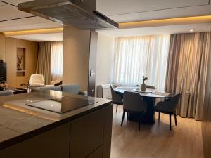 Χώρος καθιστικού στο Luxury Lake View Duplex with Indoor Fireplace