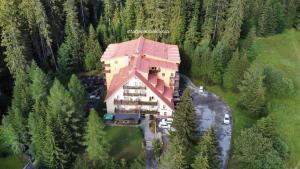 una vista aérea de una gran casa en un bosque en Apartmán & štúdio Tyrkys Spiežovec Donovaly en Donovaly