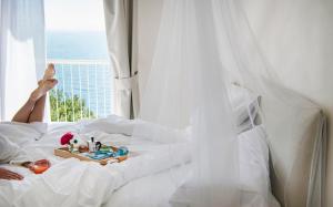 Posteľ alebo postele v izbe v ubytovaní Una Villa - Amalfi Boutique Rooms B&B