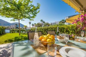 - une table en verre avec un bol de fruits dans l'établissement Tarongina, à Port d'Alcúdia