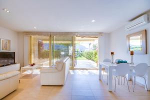 A seating area at Ideal Property Mallorca - Tarongina
