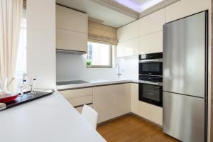 Kuchyň nebo kuchyňský kout v ubytování De President Suite, DeMaNi President Suites
