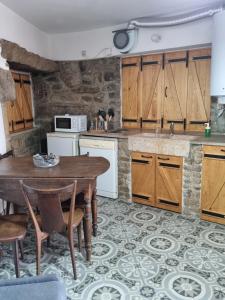 eine Küche mit Holzschränken und einem Holztisch in der Unterkunft Vita Portucale ! Countryside Cottage Gem Moncorvo in Torre de Moncorvo