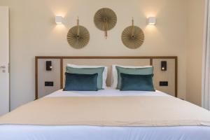 - une chambre avec un grand lit et des oreillers bleus dans l'établissement Ando Living - Augusta Townhouse, à Lisbonne