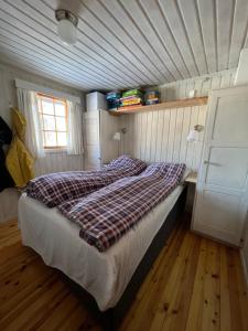 Tempat tidur dalam kamar di Hjemmekoselig hytte med fantastisk utsikt