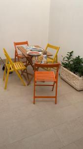 three chairs and a table and a table and chairs at InterMezzo - located in the center of Salento equidistant from the 2 seas in Scorrano