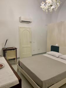 A bed or beds in a room at InterMezzo - located in the center of Salento equidistant from the 2 seas Még 11 kép