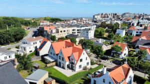 una vista aérea de una ciudad con casas en House Santa Maria, en De Haan