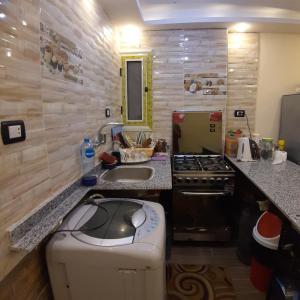 Kuchyň nebo kuchyňský kout v ubytování Panorama Apartment with a charming sea view near Alexandria and Burg ElArab Intl Airport with Free wifi شقة باطلالة ساحرة على البحر اول الساحل الشمالي