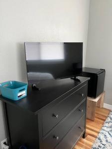 un tocador negro con un televisor encima en Comfortable Suite with private entrance & private bathroom en El Paso