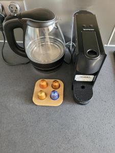 einen Mixer und eine Schüssel Essen neben einem Mixer in der Unterkunft Apartament Gliwice Mewy in Gliwice