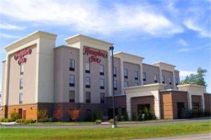 un gran edificio blanco con escritura roja. en Hampton Inn Oneonta, en Oneonta