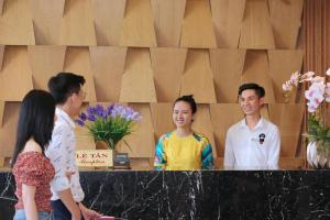 Hai Trieu Hotel的员工