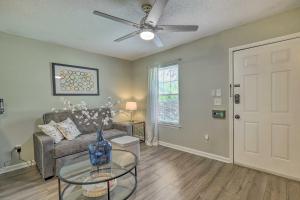 Auburn Condo with 2 Pools Less Than 2 Mi to University!的休息区
