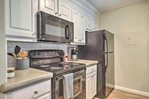 Auburn Condo with 2 Pools Less Than 2 Mi to University!的厨房或小厨房