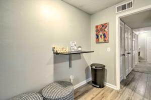 Auburn Condo with 2 Pools Less Than 2 Mi to University!的一间浴室