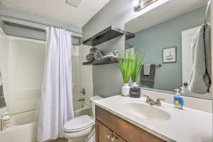 Auburn Condo with 2 Pools Less Than 2 Mi to University!的一间浴室