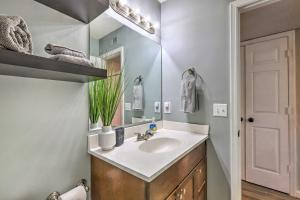 Auburn Condo with 2 Pools Less Than 2 Mi to University!的一间浴室