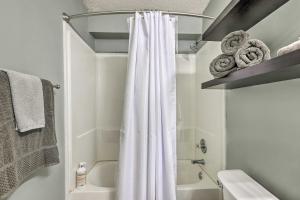 Auburn Condo with 2 Pools Less Than 2 Mi to University!的一间浴室