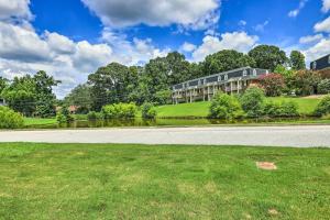 奥本Auburn Condo with 2 Pools Less Than 2 Mi to University!的路边的一座大楼