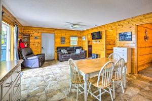 een keuken en eetkamer met een tafel en stoelen bij Quaint Lake Jefferson Cabin with Deck and Gas Grill! 
