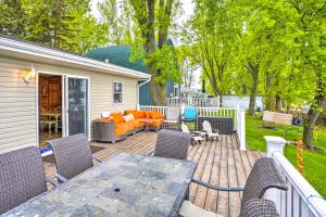 een terras met een tafel en stoelen bij Quaint Lake Jefferson Cabin with Deck and Gas Grill! 