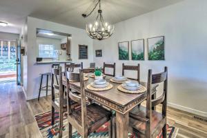 een eetkamer met een houten tafel en stoelen bij Rustic Ruidoso Retreat Near Shops and Mountains! in Ruidoso +22 foto's