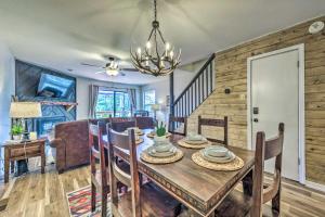 een eetkamer en woonkamer met een tafel en stoelen bij Rustic Ruidoso Retreat Near Shops and Mountains! in Ruidoso