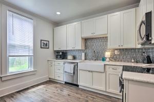 Kitchen o kitchenette sa Pet-Friendly Greenville Home with Private Yard