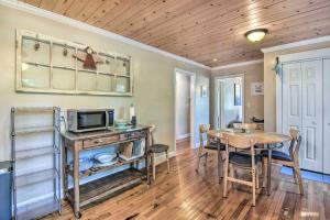 Fotografie z fotogalerie ubytování Owls Hideaway in Cleveland with 2 Fire Pits! v destinaci Cleveland