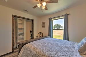 スティーブンビルにあるModern Stephenville Farmhouse 8 Mi to Dtwn!のベッドルーム1室(鏡付きのベッド1台、窓付)
