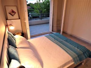 Postel nebo postele na pokoji v ubytování Artemis suites