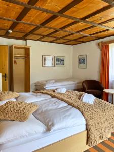 En eller flere senge i et værelse på Madrisa Lodge