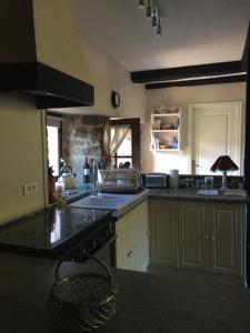 Kuchyň nebo kuchyňský kout v ubytování Gîte Maison Maitri