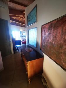 een kamer met een houten bureau aan de muur bij Casamare Hotel in San Vincenzo