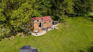 an overhead view of a tiny house in a yard at Grimmwald Tiny House in Calden