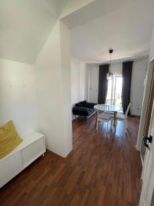 ein Wohnzimmer mit einem Sofa und einem Tisch in der Unterkunft Apartmani Miliša in Primošten