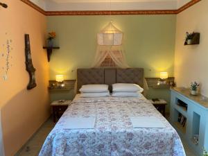 - une chambre avec un lit et 2 oreillers dans l'établissement Filoxenia Studios, à Vromolithos