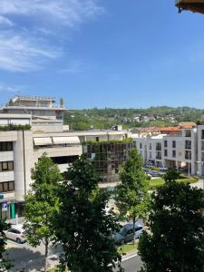 widok miasta z drzewami i budynkami w obiekcie Villa Vitae - Alba Pompeia - Luxury apartment w Albie