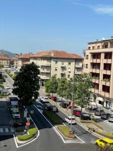 z góry widok na ulicę miejską z samochodami w obiekcie Villa Vitae - Alba Pompeia - Luxury apartment w Albie +19 zdjęć