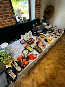 una lunga tavola con molti tipi di cibo diversi di Stacja Kultura a Poniatowa