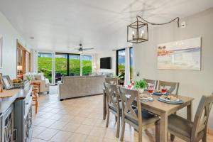 ein Esszimmer und ein Wohnzimmer mit Tisch und Stühlen in der Unterkunft Makahuena 4105 Poipu Ocean Breeze in Kipu