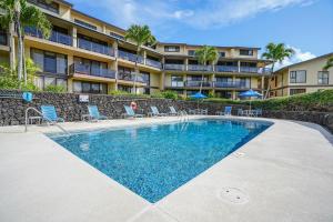 ein Schwimmbad vor einem Gebäude in der Unterkunft Makahuena 4105 Poipu Ocean Breeze in Kipu