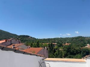 una vista desde el techo de una ciudad en Le Cérétan Hôtel, en Céret